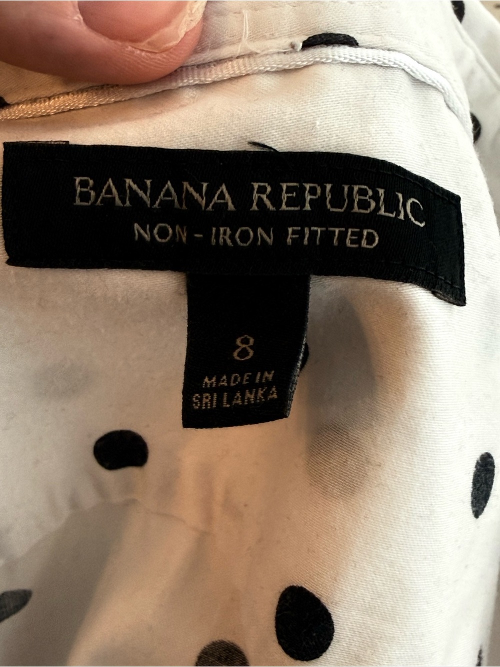 Banana Republic Non-Iron Fitted Polka Dot Button-Up Shirt Size 8 White & Black - Picture 4 of 6